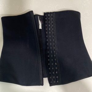 Vanna Belt™️ waist trainer never worn in mint condition